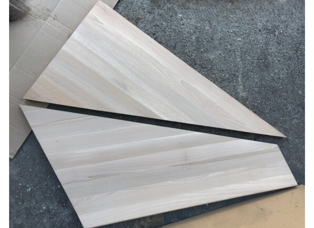 Atypické jasanové nášlapy z masivního dřeva